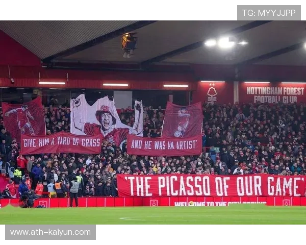 阿森纳球迷雨中高歌助威,酋长球场气氛热烈