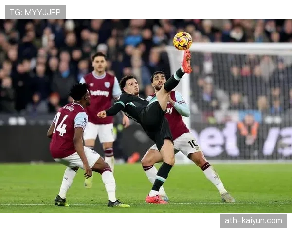 赛前踩场:利物浦全队抵达伦敦,备战与西汉姆联的比赛 赛前踩场:利物浦全队抵达伦敦,备战与西汉姆联的比赛