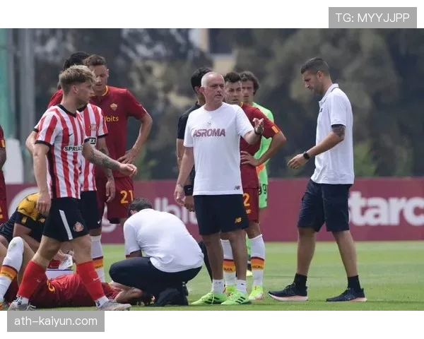 现场:罗马德比爆发冲突,双方球员各被罚下一人 现场:罗马德比爆发冲突,双方球员各被罚下一人